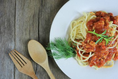 Bir beyaz domates soslu spagetti yemek ahşap zemin zemin üzerine ve -si olmak kopya kavramı iyi yemek yeme alanıdır sağlık.