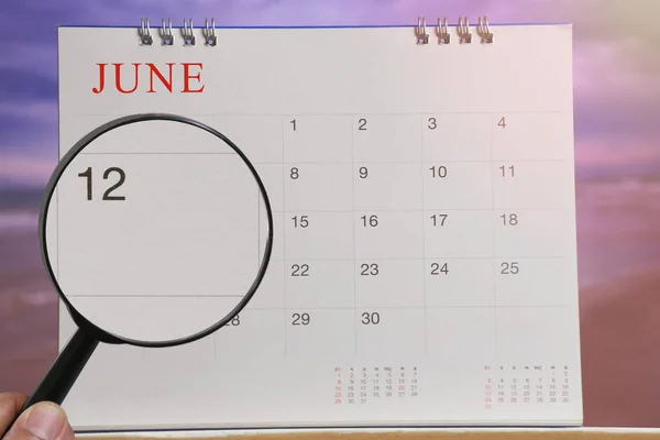 Lente Ingrandimento Mano Sul Calendario Può Guardare Dodicesimo Giorno Del — Foto Stock