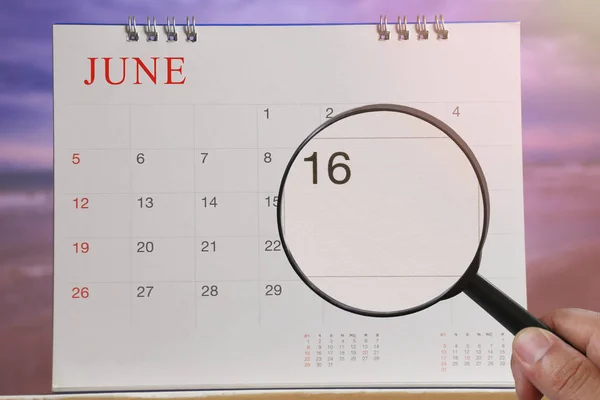 Lente Ingrandimento Mano Sul Calendario Può Guardare Sedici Giorni Del — Foto Stock