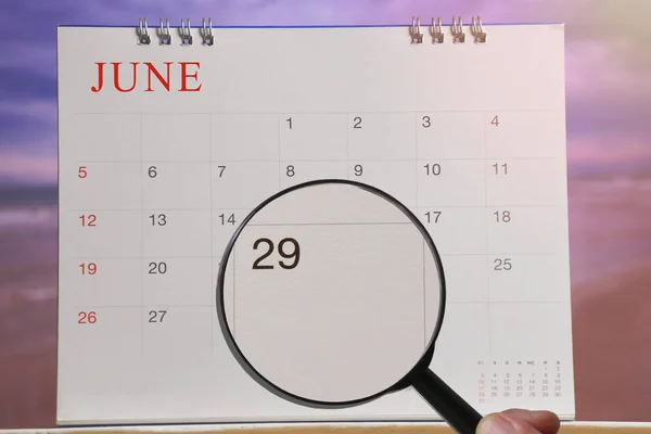 Lente Ingrandimento Mano Sul Calendario Può Guardare Ventinove Giorni Del — Foto Stock