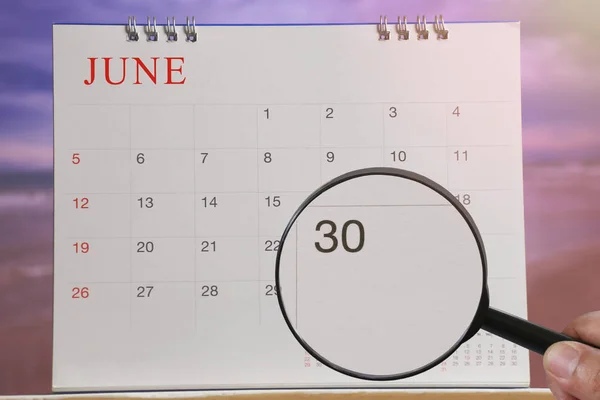 Lente Ingrandimento Mano Sul Calendario Può Guardare Trenta Giorni Del — Foto Stock