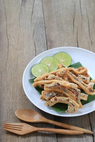 Calamares Fritos Mariscos Tailandeses Plato Blanco Suelo Madera Tienen Cuchara — Foto de Stock
