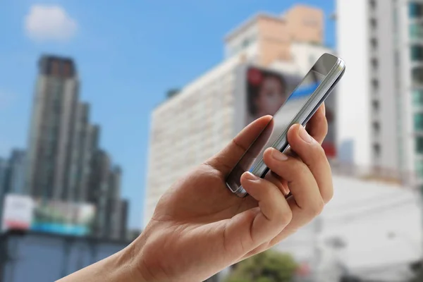 Hand Man Innehar Smartphone Blur Skyskrapa Staden Bakgrund Och Har — Stockfoto