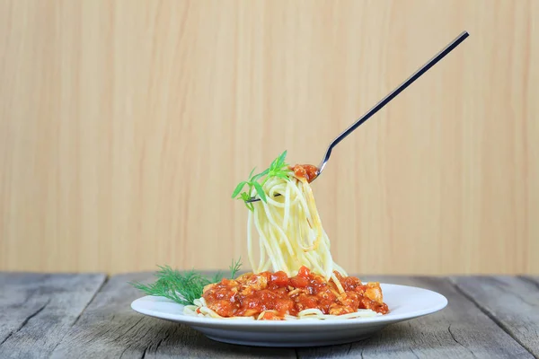 Spaghetti Sosem Pomidorowym Srebrny Widelec Unoszące Się Biały Danie Drewnianą — Zdjęcie stockowe