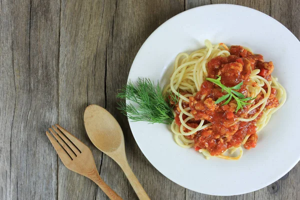 Spaghetti Sosem Pomidorowym Biały Danie Podłoże Drewniane Podłogi Kopia Miejsce — Zdjęcie stockowe
