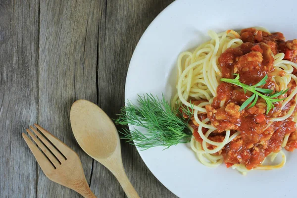 Spaghetti Sosem Pomidorowym Biały Danie Podłoże Drewniane Podłogi Kopia Miejsce — Zdjęcie stockowe