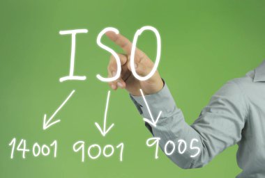 El ISO kavramı metne işaret eden işadamı yeşil arka plan ve tasarım iş sununuzdaki için kopya alanınız.