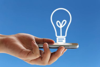 İşadamı bir smartphone el ve ampul ekran üzerinde tutun ve tasarım için mavi arka plan iş kavramı ve iş fikirleri var.
