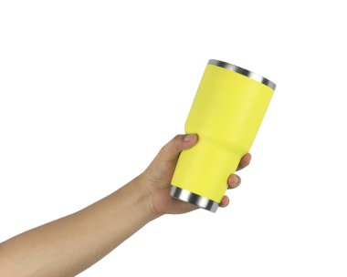 Bir bardak su sarı tutan bir adamın elini ve beyaz arka plan üzerinde izole kırpma yolları işlevi kullanımı kolay tasarımı için var.