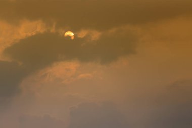 Akşam gizlice bulutların arkasında güneş ve tasarım çalışmalarında için kopya alan.