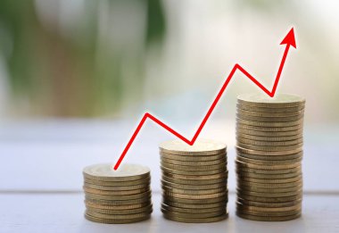 Ahşap zemin ve tasarım için iş işinizde büyümeye kırmızı ok para yığını.