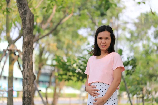 アジアの女性が楽しむこと約 週間の妊娠と幸せな庭 — ストック写真