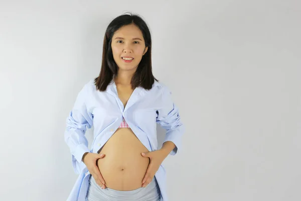 胃作品コンセプトでデザインの素敵な肖像画で赤ちゃんの写真の青いドレスのアジアの妊娠中の母親 — ストック写真