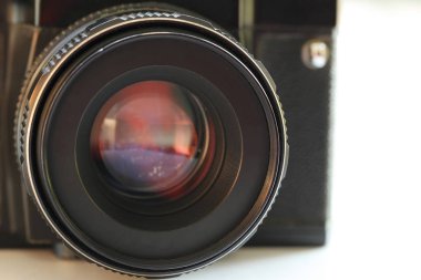 Vintage siyah kameranın lens ön ve iş kavramı tasarımında için kopya alanınız.