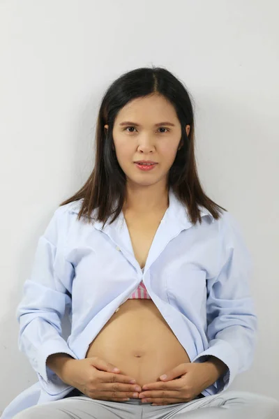 Ασίας Έγκυος Μητέρα Μπλε Φόρεμα Φωτογραφία Του Μωρού Στο Στομάχι — Φωτογραφία Αρχείου