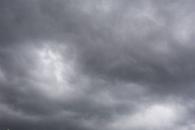 Bulutlar gökyüzünde iklim kavramı içinde şekillendirme, yoksul günlerde hava yağmur.