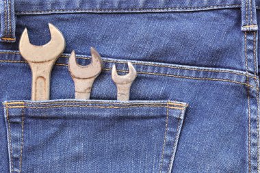 Mavi jeans, arka cebimde ve pas tasarımı için eski İngiliz anahtarı aracıyla, İşçi Bayramı kavram var.