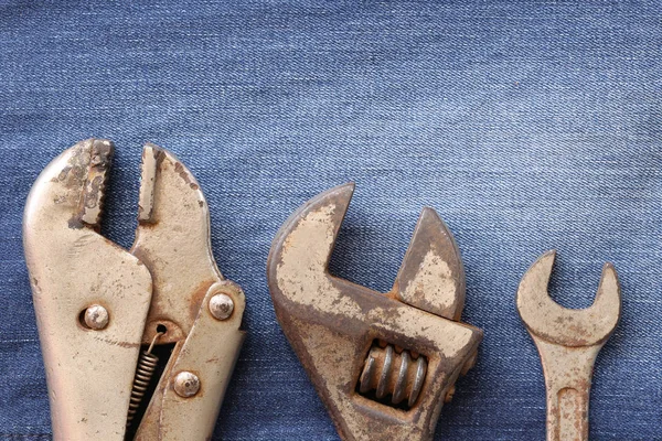 Oude Moersleutel Tool Met Roest Geplaatst Achtergrond Van Blue Jeans — Stockfoto