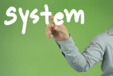 El sistem metne işaret eden işadamı yeşil arka plan ve tasarım iş kavram için kopya alanınız.