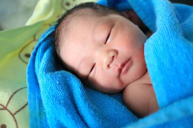 Asyalı Bebek Mavi havlu uyku istiyorum.