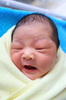 Asya Bebek uyuşukluk ağlamak için, sağlıklı büyüme kavramı.