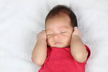 Asya Bebek yatakta uyku, sağlıklı büyüme kavramı.