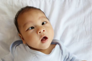 Asya Bebek bir yüz Duygu, sağlıklı büyüme kavramı üzerinde sürpriz.