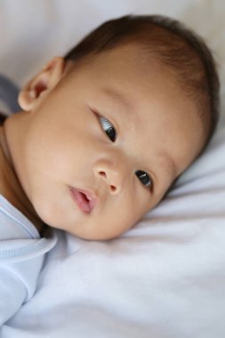 Asya Bebek bir yüz Duygu, sağlıklı büyüme kavramı üzerinde sürpriz.