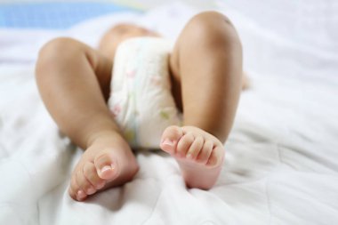Sağlık ve büyüme kavramı bir yatakta Asya Bebek Bebek Ayağı.