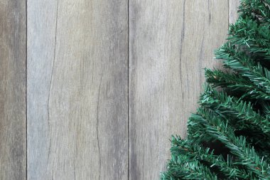 Çam ağaçlarının dalları Noel dekorasyonu kahverengi ahşap zemin üzerinde yerleştirilen ve kopya alanı var.