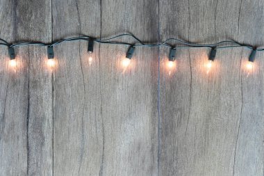 Noel ışıkları kahverengi ahşap zemin ve tasarımınız için kopya alanı var.