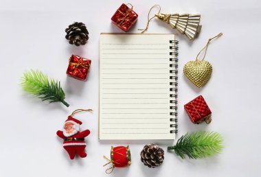 Noel dekorasyon ve tasarım iş kavramı içinde beyaz arka plan üzerinde boş defter.