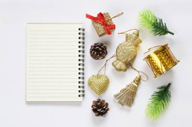 Noel dekorasyon ve tasarım iş kavramı içinde beyaz arka plan üzerinde boş defter.
