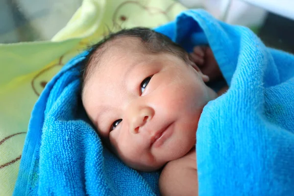 Asiatische Säugling Wollen Schlafen Blauem Handtuch — Stockfoto
