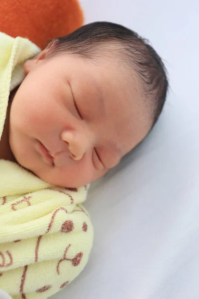 ベッドで寝るアジアの幼児 健康的な成長の概念 — ストック写真