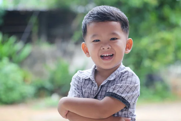 Aziatische Jongen Glimlachend Gelukkig Staan Met Zijn Handen Gekruist Thailand — Stockfoto