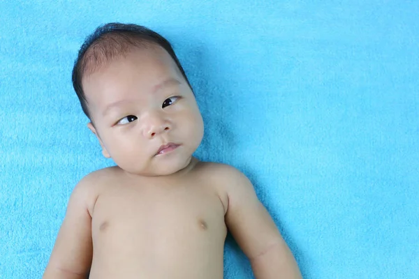 Asian Infant Una Cama Enfoque Facial Concepto Crecimiento Saludable — Foto de Stock