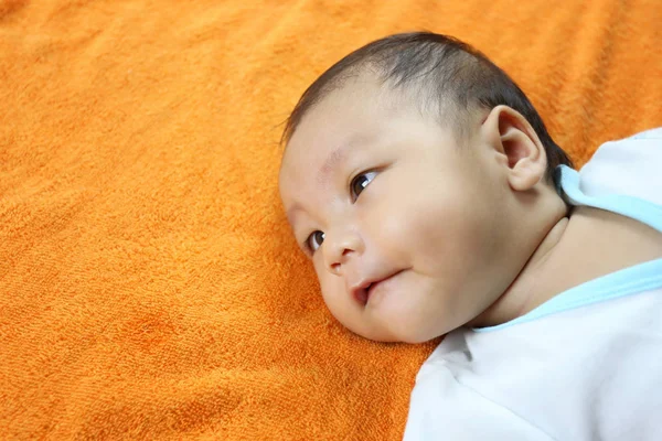 亚洲婴儿在床上面对焦点 健康成长的概念 — 图库照片