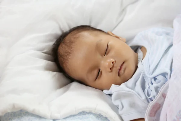 Aziatische Baby Slapen Het Bed Concept Van Gezonde Groei — Stockfoto