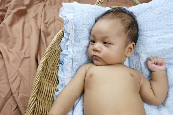 Asiatische Säugling Wollen Schlafen Weidenkörben Auf Braunen Bettlaken — Stockfoto