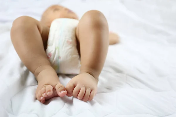 Babyfuß Eines Asiatischen Säuglings Auf Einem Bett Konzept Von Gesundheit — Stockfoto