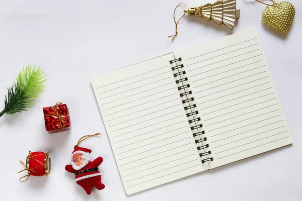 Weihnachtsdekoration Und Leeres Notizbuch Auf Weißem Hintergrund Zur Gestaltung Ihrem — Stockfoto