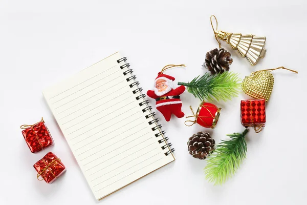 Weihnachtsdekoration Und Leeres Notizbuch Auf Weißem Hintergrund Zur Gestaltung Ihrem — Stockfoto