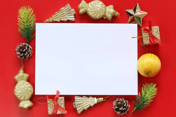 圣诞节装饰和空白纸笔记在红色背景为设计在您的工作概念 — 图库照片