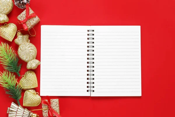 Weihnachtsdekoration Und Leeres Notizbuch Auf Rotem Hintergrund Für Die Gestaltung — Stockfoto