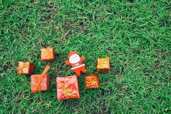 クリスマスの装飾のための機器に緑の芝生の背景とデザインにコピー スペースを持って — ストック写真