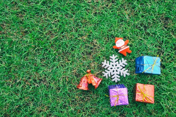 Equipo Para Decoración Navidad Sobre Fondo Césped Verde Tienen Espacio —  Fotos de Stock