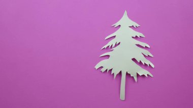 Festival, konsept tasarımı için pembe Kağıt arka plan beyaz kağıda Noel ağacı şekli.