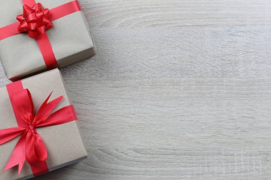 Noel dekorasyon ahşap zemin zemin üzerine için ekipman hediye kutusu kahverengi ve kopya alanı var.