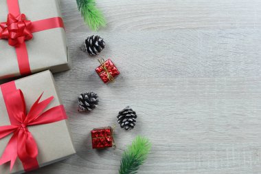 Kahverengi Hediyelik Noel dekorasyon ahşap zemin zemin üzerine için ekipman kutusu ve kopya alanı var.